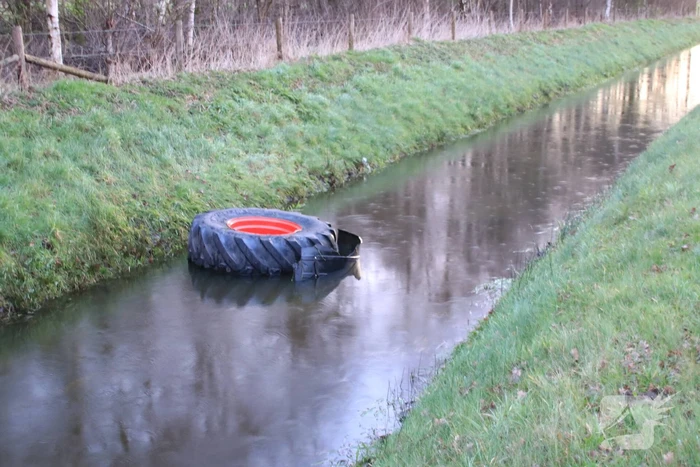 Bestelbus botst frontaal met tractor