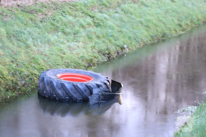 Bestelbus botst frontaal met tractor