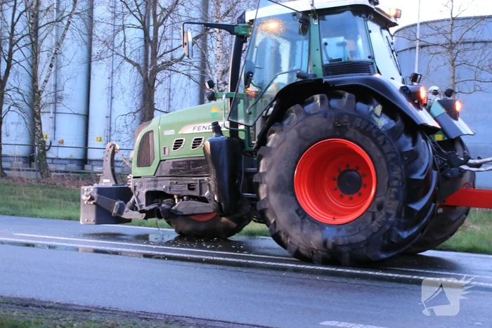 Bestelbus botst frontaal met tractor