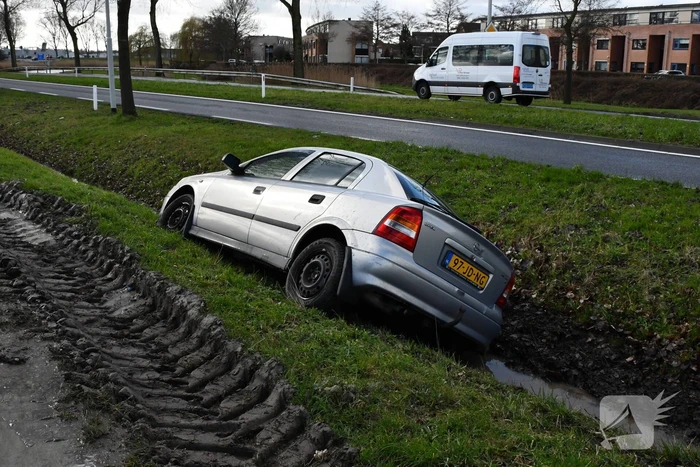 Auto raakt van de weg en belandt in greppel