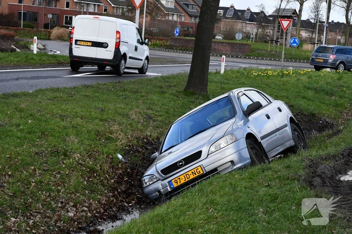 Auto raakt van de weg en belandt in greppel