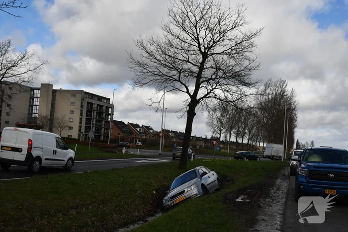 Auto raakt van de weg en belandt in greppel