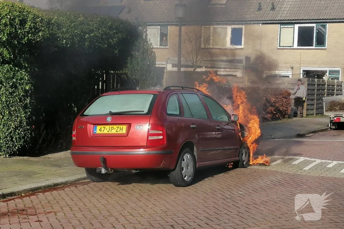 Auto vliegt spontaan in brand
