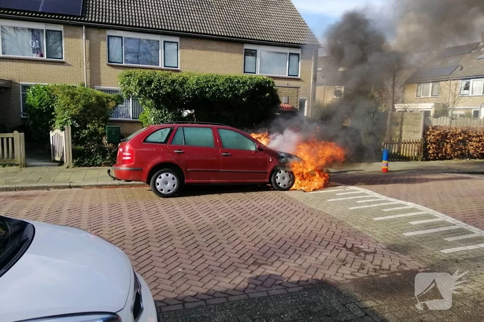 Auto vliegt spontaan in brand