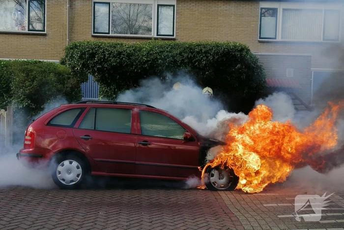 Auto vliegt spontaan in brand