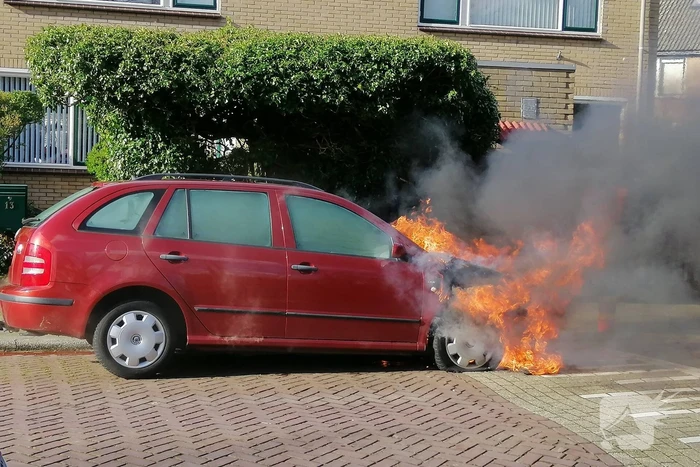 Auto vliegt spontaan in brand