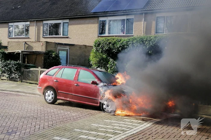 Auto vliegt spontaan in brand