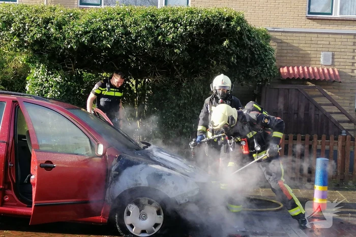 Auto vliegt spontaan in brand