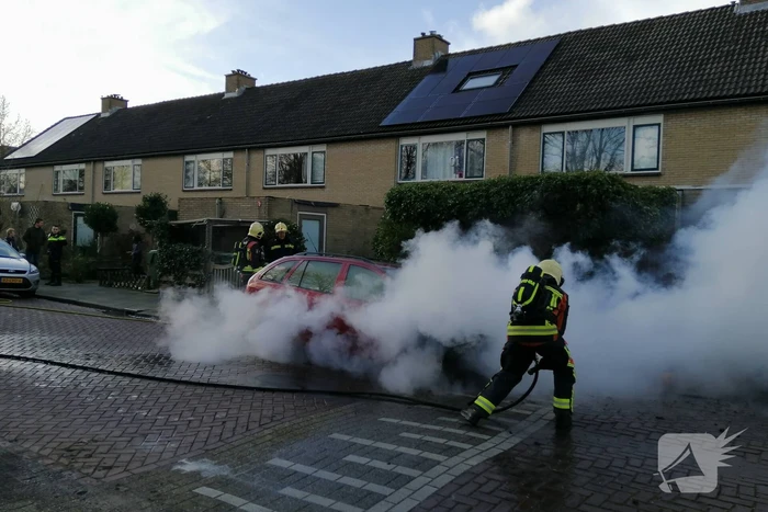 Auto vliegt spontaan in brand