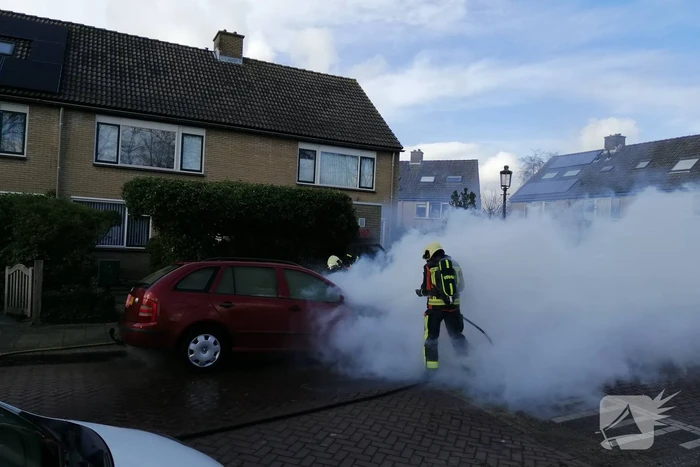 Auto vliegt spontaan in brand