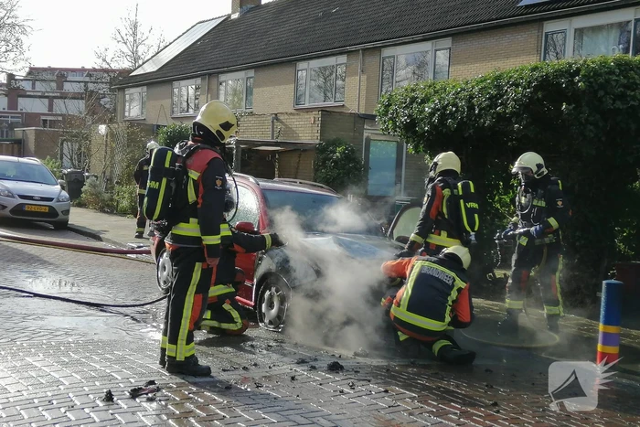 Auto vliegt spontaan in brand