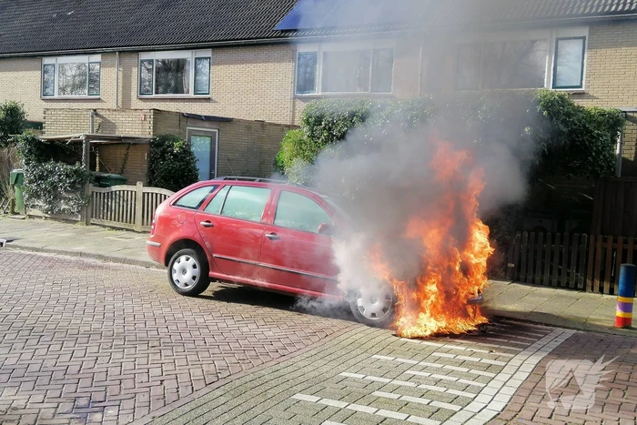 Auto vliegt spontaan in brand