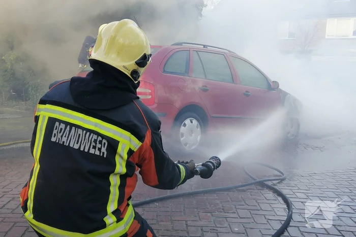Auto vliegt spontaan in brand