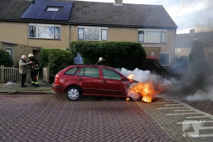 Auto vliegt spontaan in brand