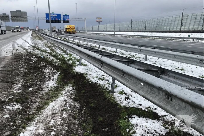 Auto in de vangrail na negeren rood kruis