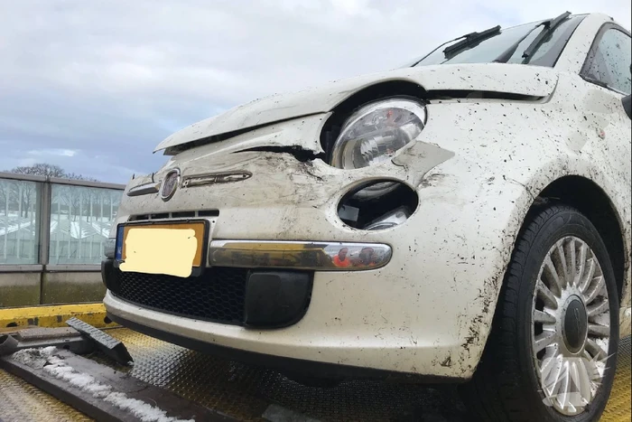 Auto in de vangrail na negeren rood kruis