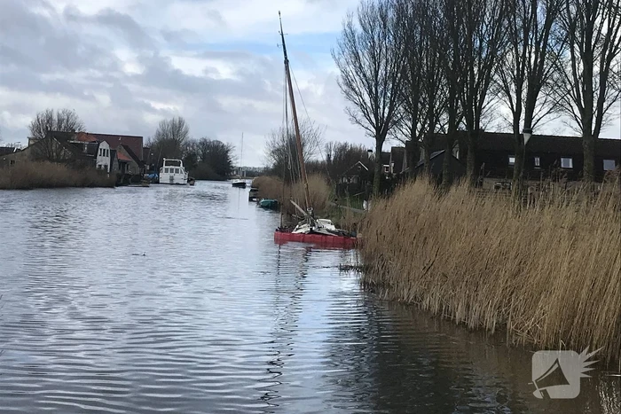 Olieschermen geplaatst om zinkende boot