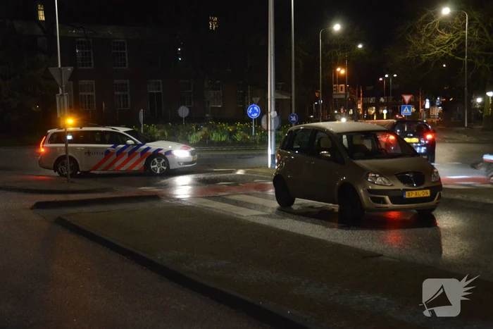 Auto schept voetganger