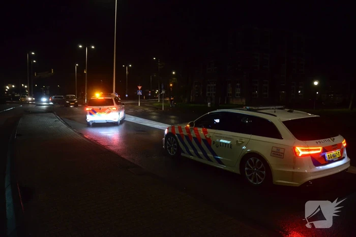 Auto schept voetganger