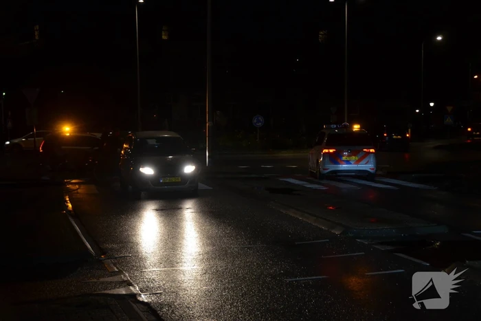 Auto schept voetganger