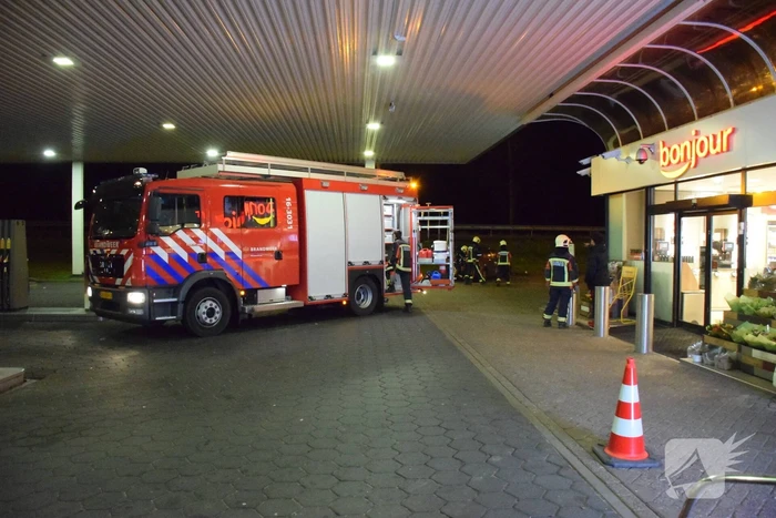 Tankstation op snelweg afgesloten na sissend geluid in auto