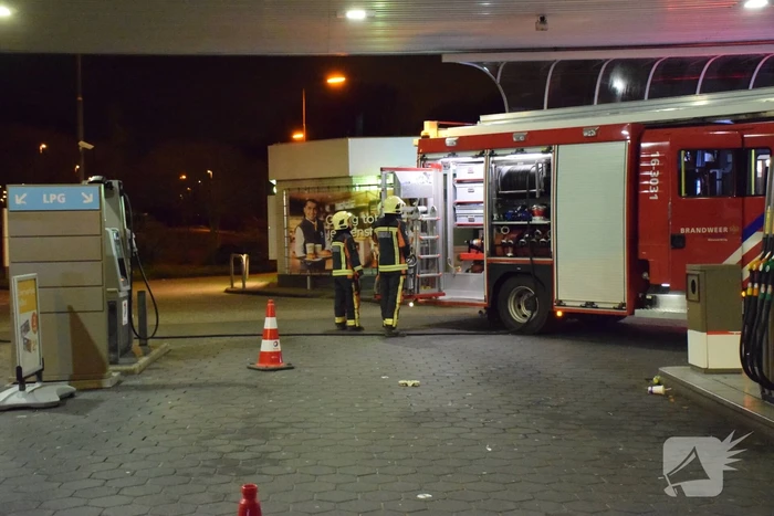 Tankstation op snelweg afgesloten na sissend geluid in auto