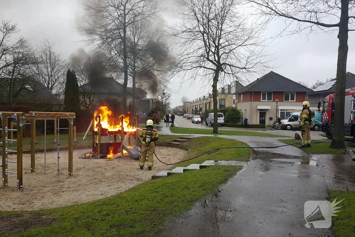Jongeren steken speeltoestel in brand