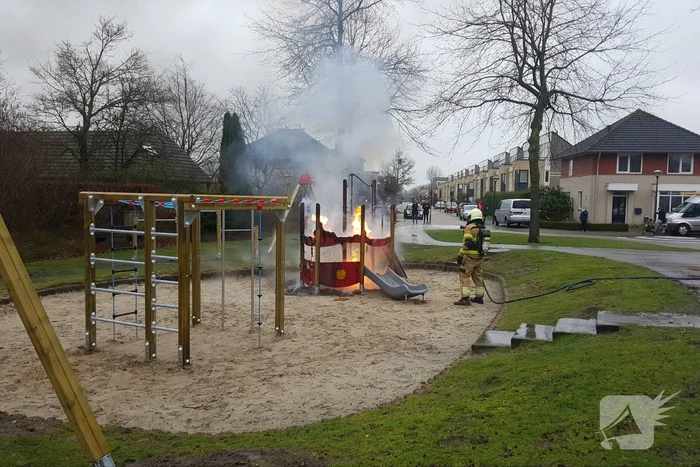 Jongeren steken speeltoestel in brand