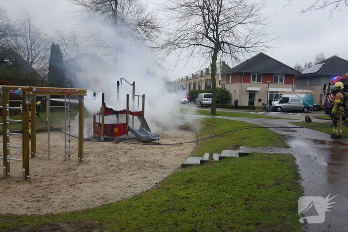 Jongeren steken speeltoestel in brand