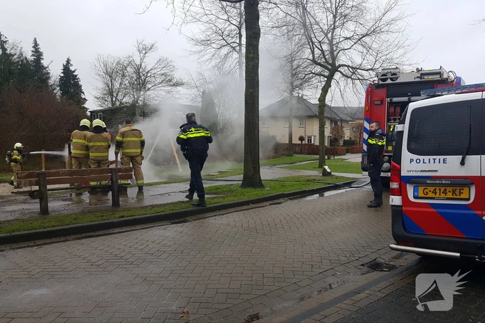 Jongeren steken speeltoestel in brand