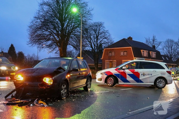Veel schade bij aanrijding met twee auto's