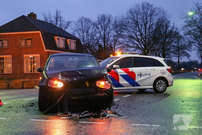 Veel schade bij aanrijding met twee auto's