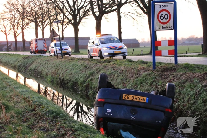 Auto belandt op de kop in sloot door spekgladde weg