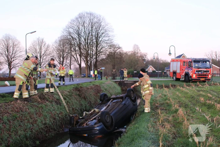 Auto belandt op de kop in sloot door spekgladde weg