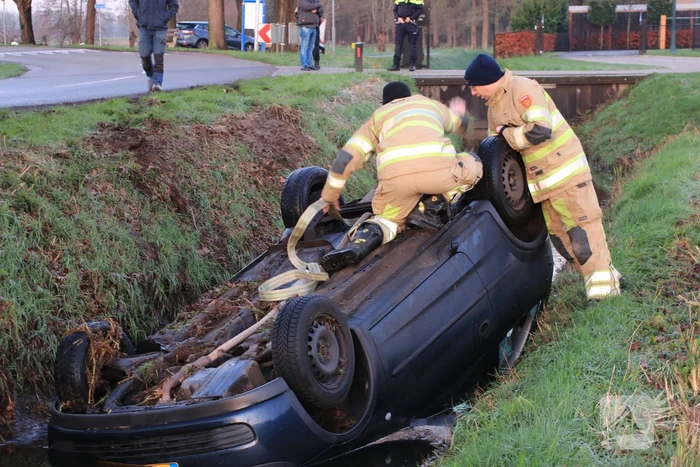 Auto belandt op de kop in sloot door spekgladde weg