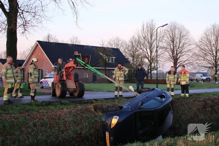 Auto belandt op de kop in sloot door spekgladde weg