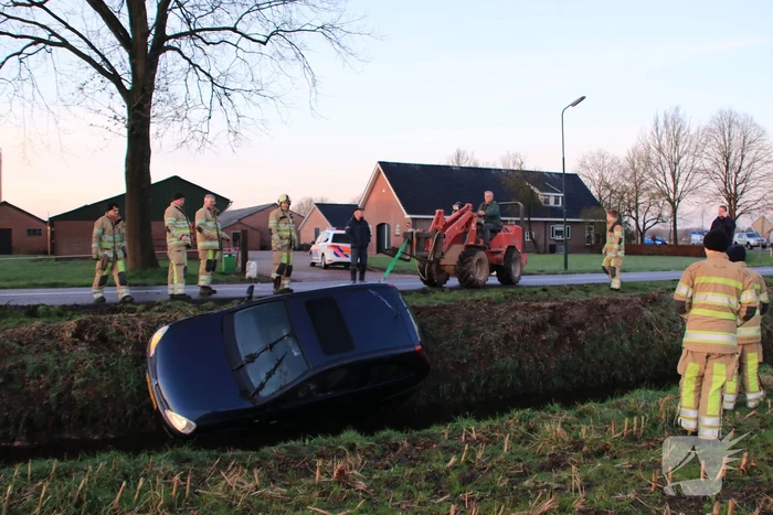 Auto belandt op de kop in sloot door spekgladde weg