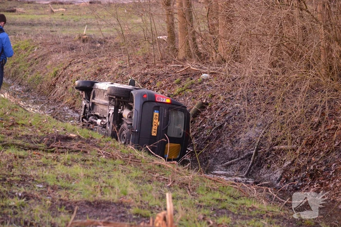 Bestelbus raakt van de weg belandt in sloot