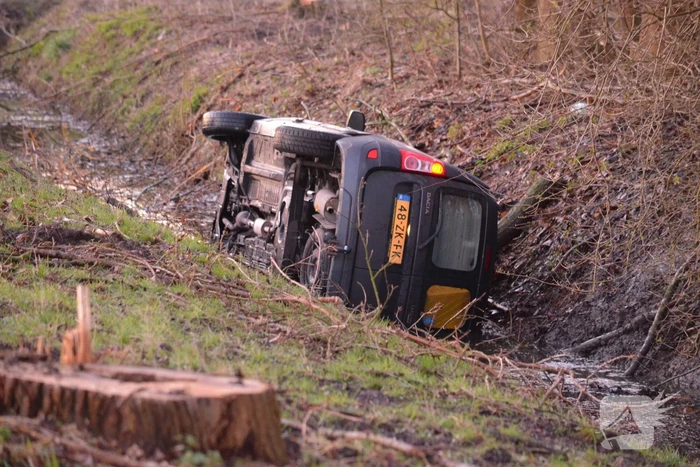 Bestelbus raakt van de weg belandt in sloot
