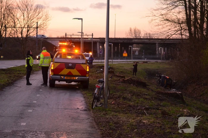 Bestelbus raakt van de weg belandt in sloot
