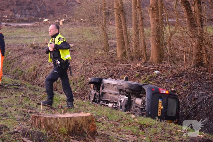 Bestelbus raakt van de weg belandt in sloot