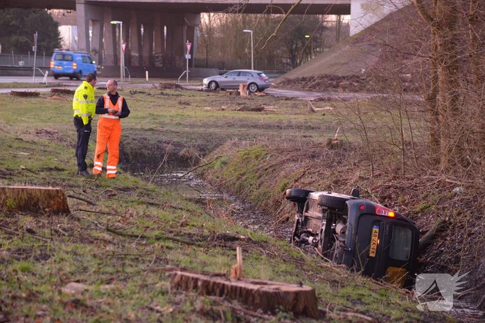Bestelbus raakt van de weg belandt in sloot