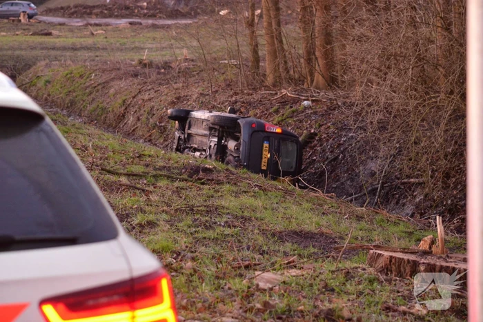 Bestelbus raakt van de weg belandt in sloot