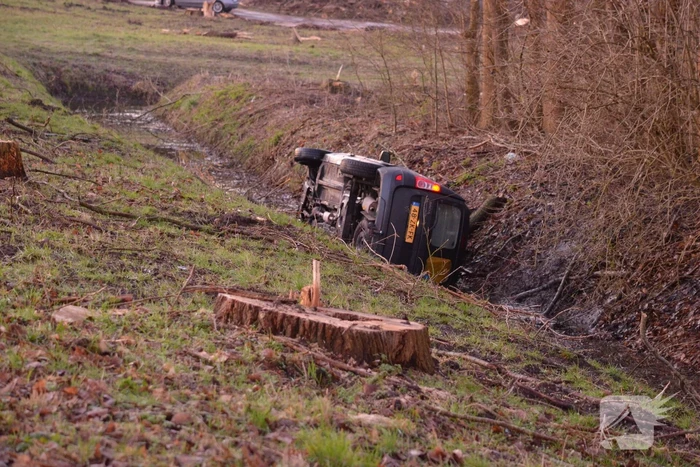 Bestelbus raakt van de weg belandt in sloot