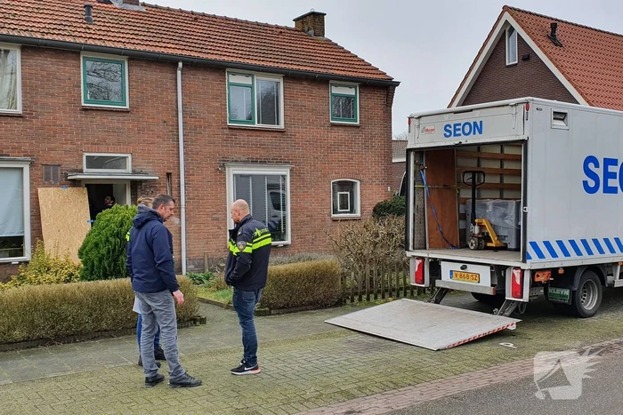 Recherche doet onderzoek naar drugslab in woning