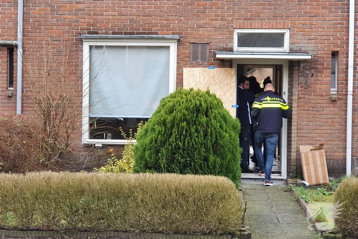 Recherche doet onderzoek naar drugslab in woning