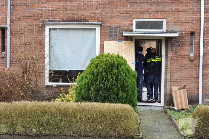 Recherche doet onderzoek naar drugslab in woning