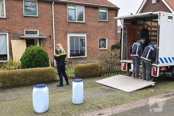 Recherche doet onderzoek naar drugslab in woning