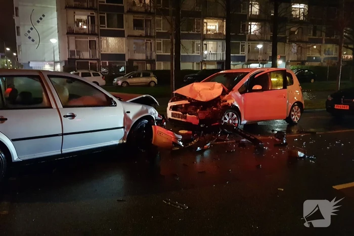 Forse schade na aanrijding met drie personenauto's