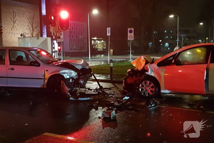 Forse schade na aanrijding met drie personenauto's